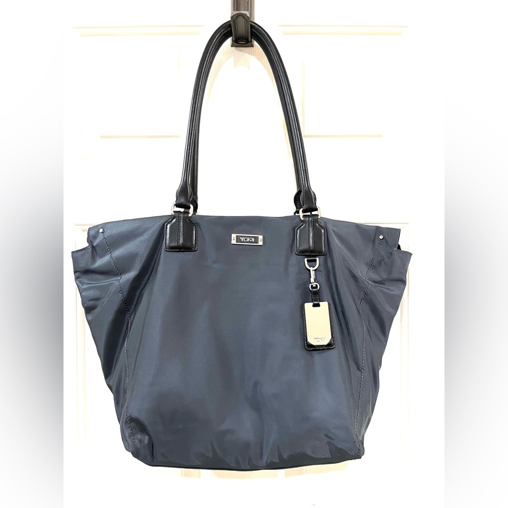 TUMI VOYAGEUR Navy Nylon Lightweight Tote Bag w/ Leather Handles & Multi Pockets